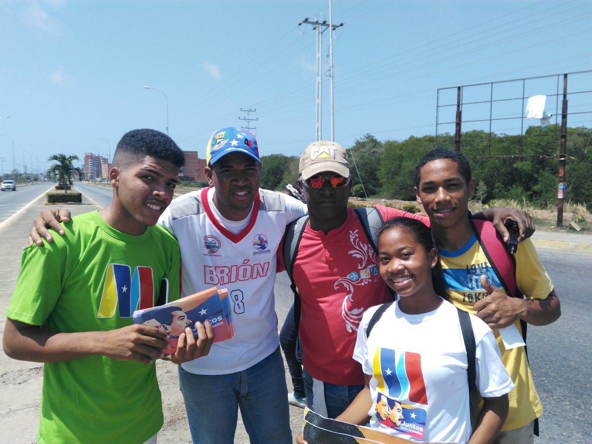 jpsuv_brion's tweet photo. La juventud rematando @en este cierre de campaña del municipio Brion maquinaria  juvenil lista para este #20M #juntostodoesposible @NicolasMaduro @dcabellor @HectoRodriguez @ndelgadoPSUV https://t.co/1IFO7q3Mva