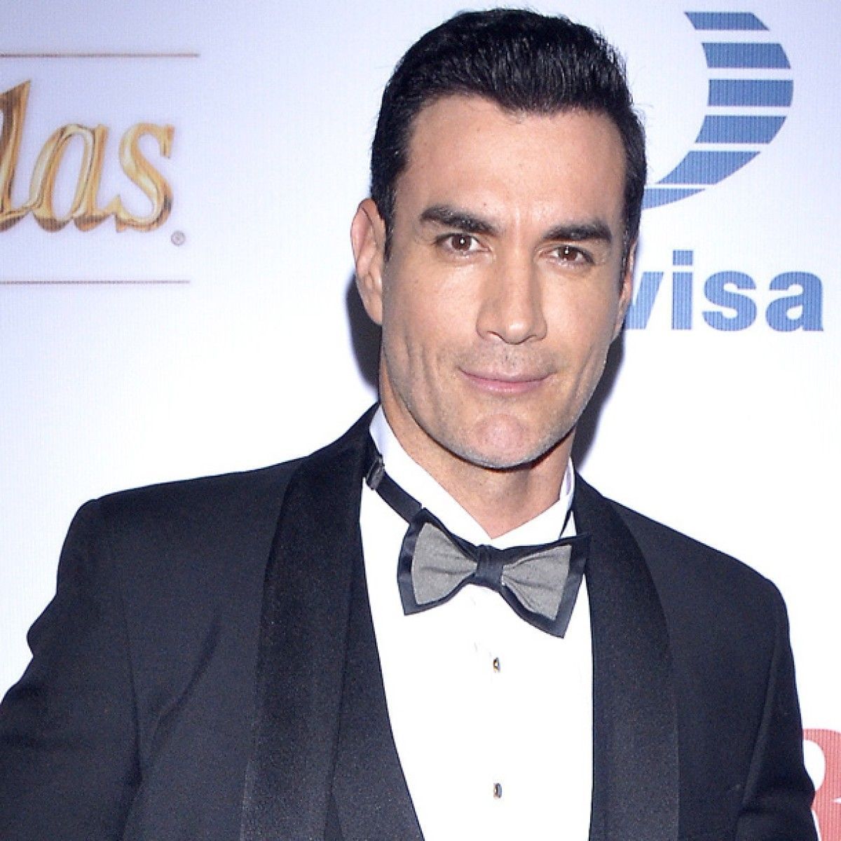 Canal_Estrellas's tweet photo. ¿Razones para amar a @davidzepeda1? Cuéntanos qué te gusta del protagonista de @PorAmarSinLey https://t.co/aBCSpAeAHc https://t.co/Fwq5bSTxh0