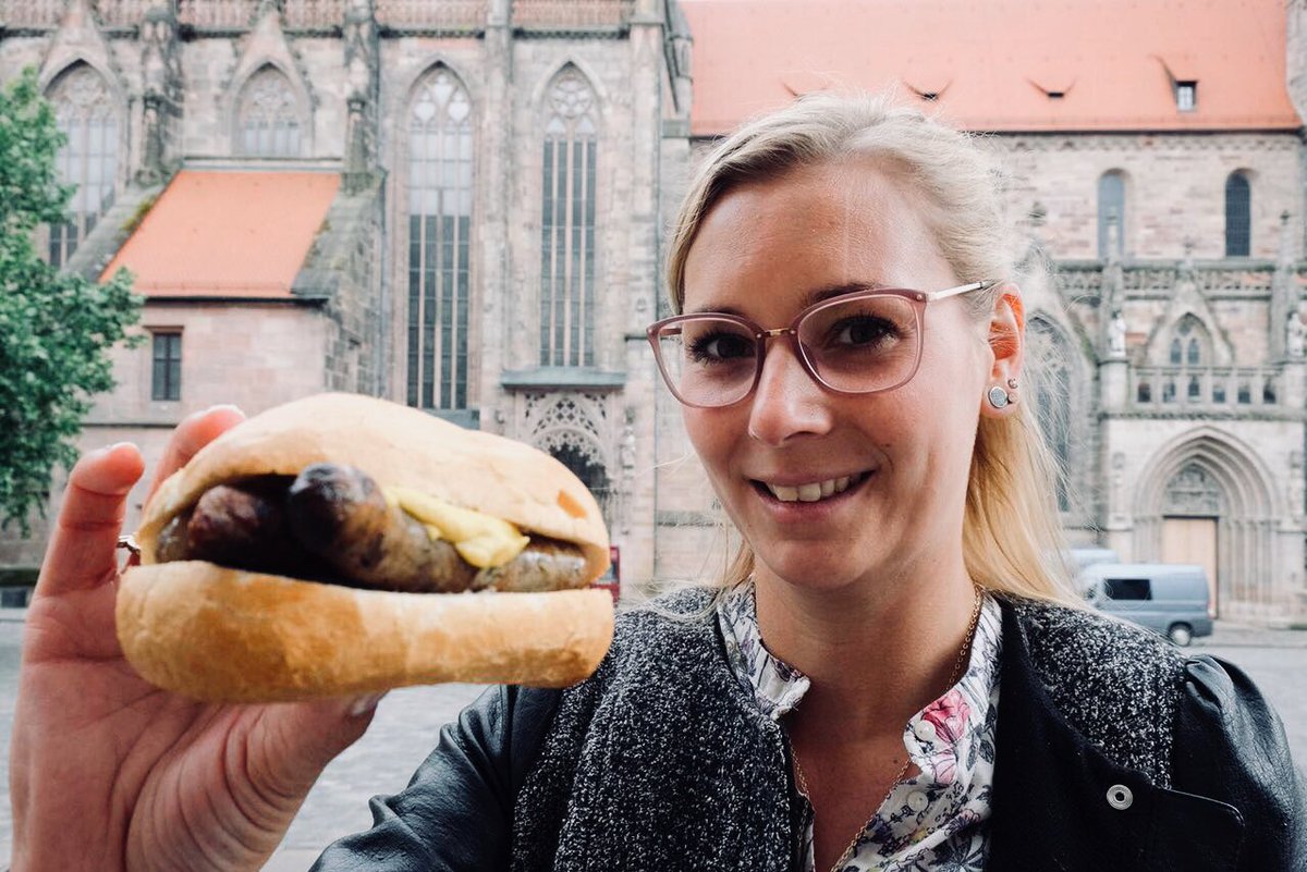 MareikeMaack's tweet photo. Heute die traditionelle Nürnberg Rostbratwurst im Weckla getestet und etwas gelernt: Die Nürnberger Bratwurst ist geschützt. Foto: Günter Disteler #reportertausch2018 https://t.co/jUkZB9YYXz