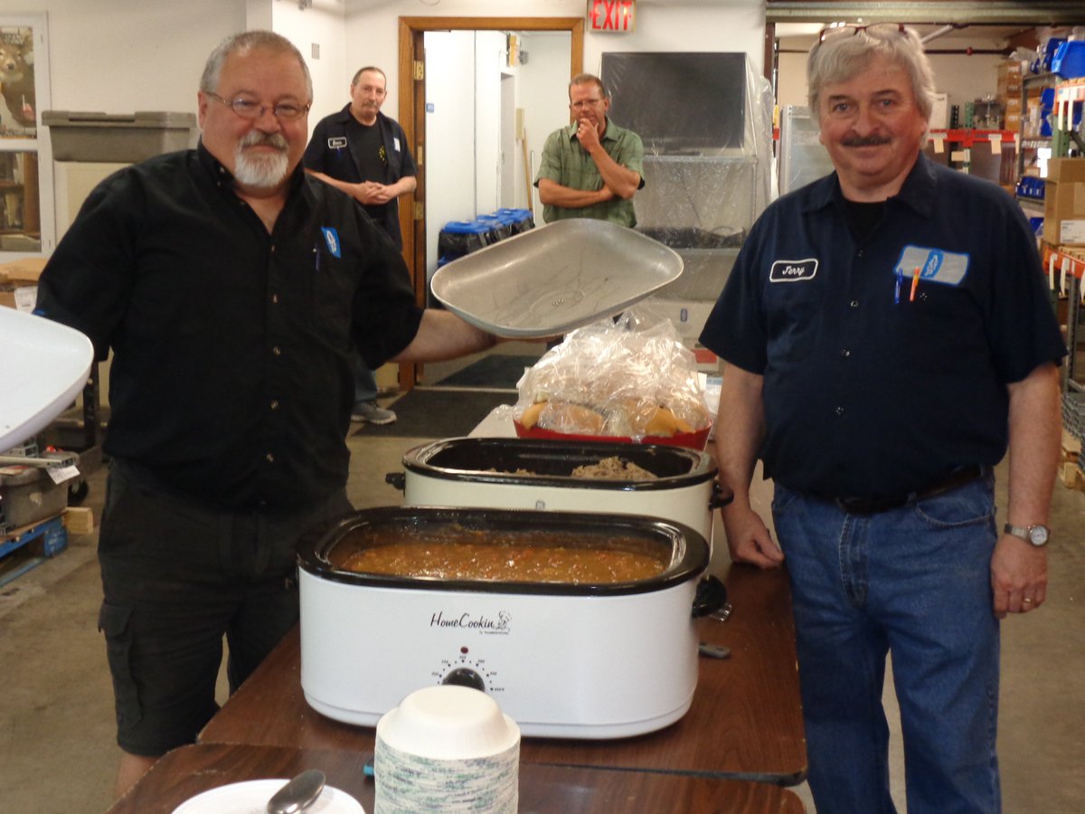 AMP_mfg's tweet photo. [AMP Employee Appreciation Day - A Huge Success] 🍴🎉👨‍🍳 Thank you AMP Mgt for the cookout for all employees today. Chef Mark Fjerstad nice work with smoking the 60 lbs of pork for the pulled pork sandwiches. It was enjoyed by all! #Employeeappreciation #AMPproud https://t.co/TDwiKhVrw2
