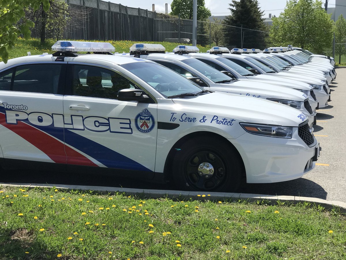 AlexLiComms's tweet photo. Decisions, Decisions. 🤔 #WhichCarToTake #AtTheReady #ReportForDuty #MobileOffice #PrimaryResponse #PRU #ScoutCar #Ford #Taurus #PoliceInterceptor #ToServeAndProtect @TorontoPolice https://t.co/49XTUHGq06