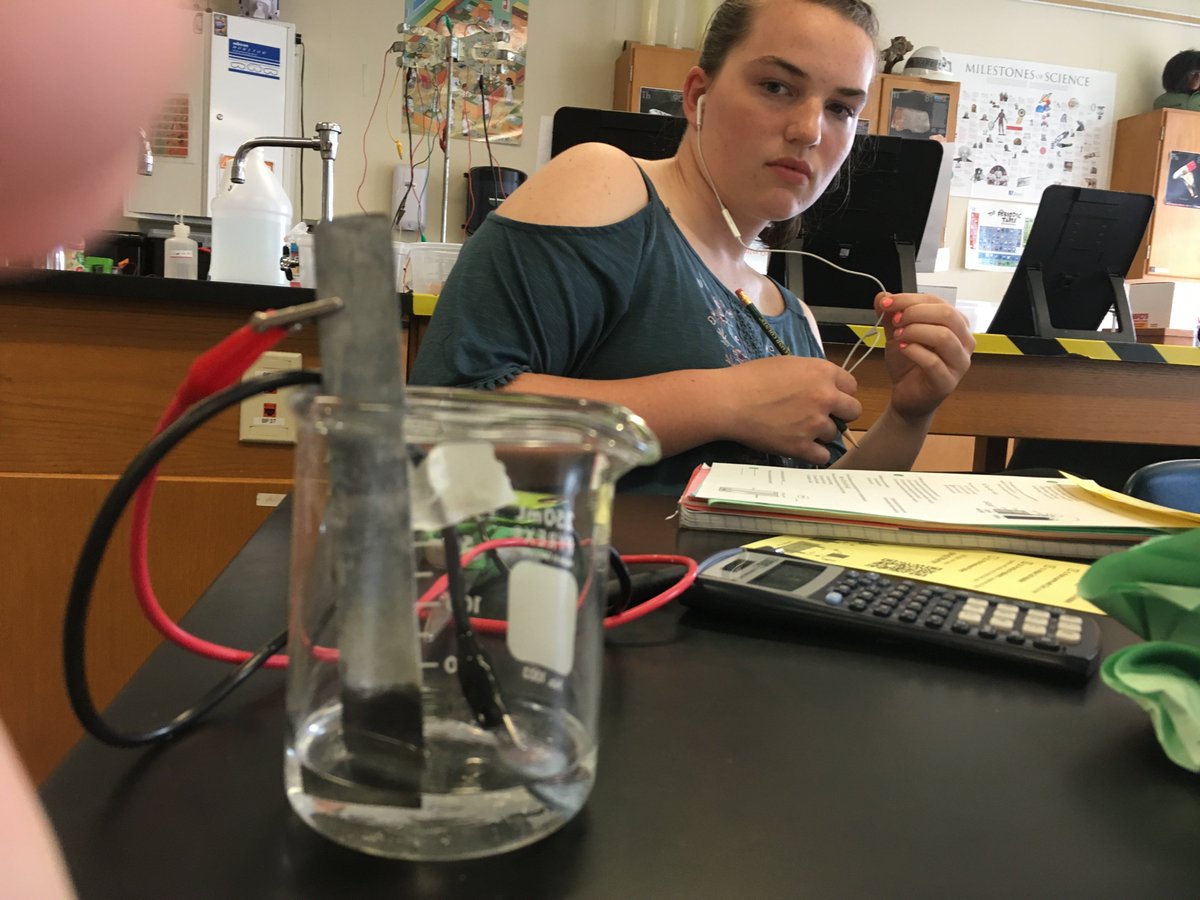 rhsciyoung's tweet photo. We're electroplating pennies with zinc in Regents Chemistry! #electrochemistry #electrolyticcell @BPattonRH @MrRussoRH @MrsLogueRH @RHArtsEd https://t.co/JKz8v6dzNW
