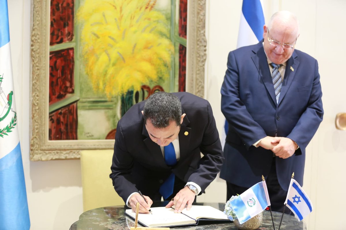 IsraelinGT's tweet photo. El Presidente de #Israel @PresidentRuvi recibió al Presidente @jimmymoralesgt de #Guatemala junto a la canciller @MinexGt @sandrajovel6 en esta visita histórica para inaugurar la Embajada de #Guatemala en #Jerusalén. En el encuentro participó nuestro Embajador @AmbMattyCohen. https://t.co/sYARdtkq79