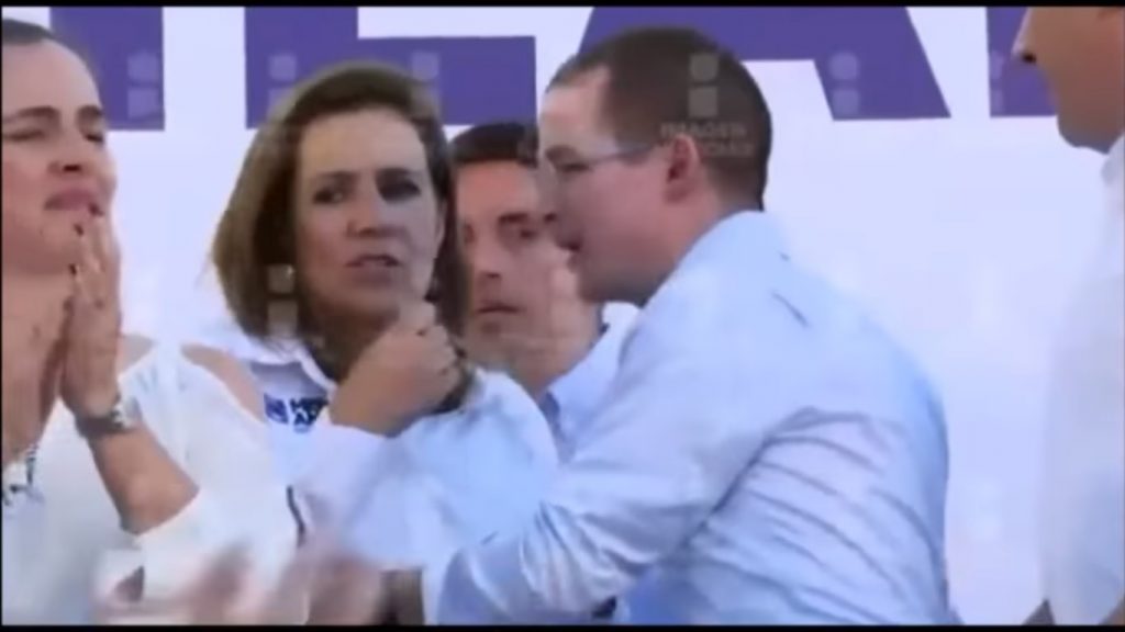 leunamlc's tweet photo. @RicardoAnayaC @Mzavalagc Descripción gráfica del respeto de Ricardo por #MargaritaZavala 
Como siempre: Anaya dice una cosa. Ricardo hace otra. https://t.co/veVXXGJoIA