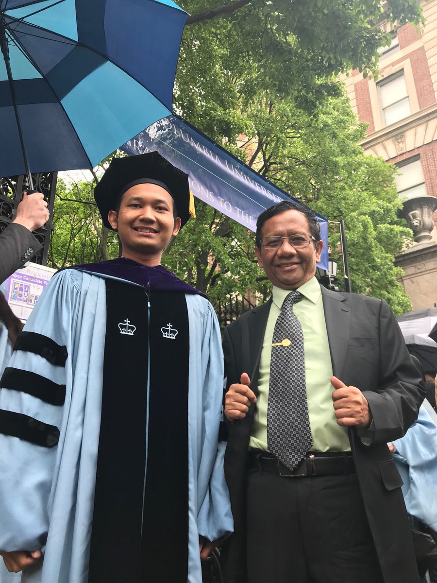 mohmahfudmd's tweet photo. Bersyukur alhamdulillah. Hari ini, Rabu 16 Mei 2018 bs ikut hadir dlm wisuda anak bungsu saya, Royhan Akbar, yg baru lulus dari Program Master dlm bidang International Business Law di Law School, Columbia University, New York. Semoga bisa ikut berjuang dlm dunia penegakan hukum. https://t.co/g5RPMQpvnM