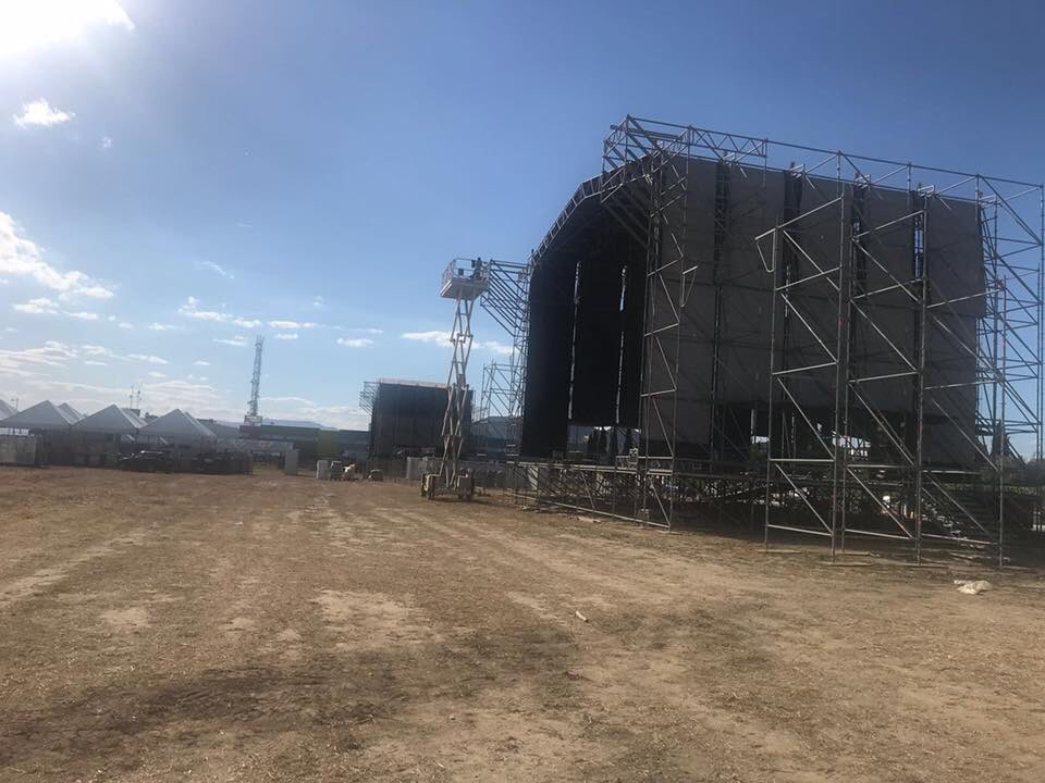 Familia! Aquí seguimos, trabajando duro para que disfrutéis de un gran festival ✌️ 🍻

El viernes #Granada comienza a sonar como nunca!