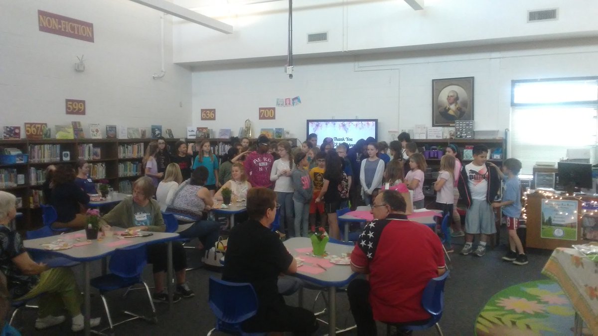 HomelessLiaison's tweet photo. SRES appreciates our volunteers! Thank you for helping us blossom! @SRESPrincipal @SRESenrich @QuatmanWilder @SRESPTA #supportnavigateconnect #FCPSProud https://t.co/YOwQmxf77S