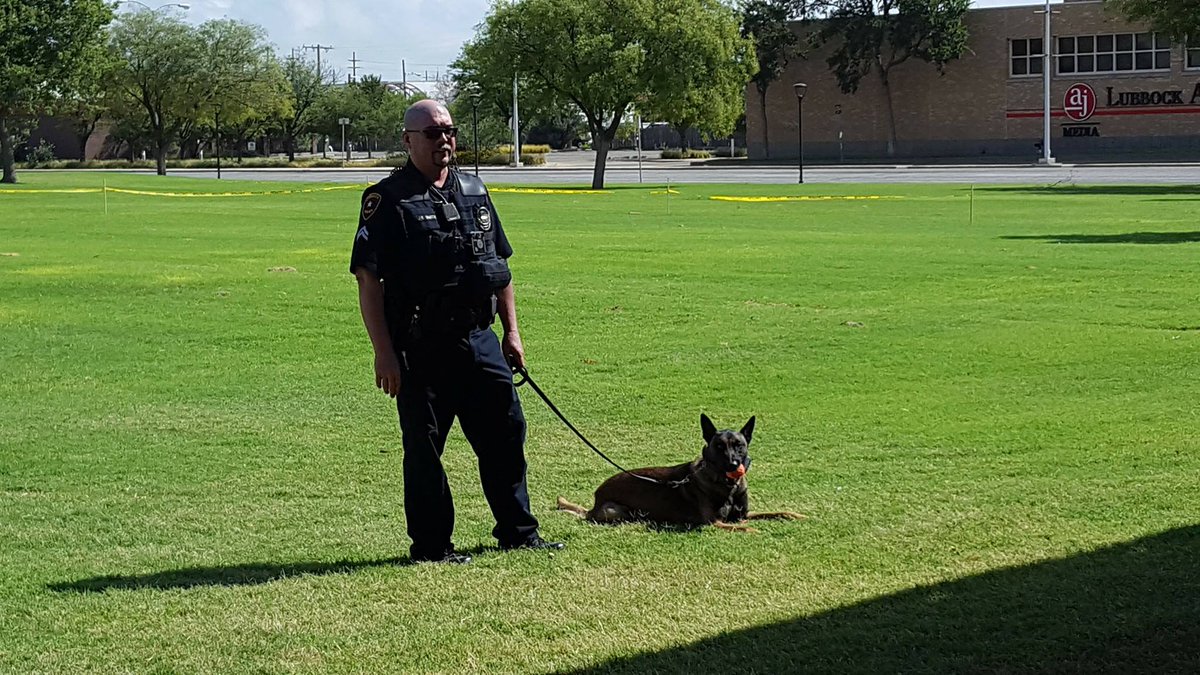 lubbocklibrary's tweet photo. Thank you @LubbockPolice for serving the citizens of Lubbock! #policeweek2018 #nationalpoliceweek (photos: #MahonLIB end of summer celebration 2017 & K9 demo) https://t.co/j3ox2NsA72