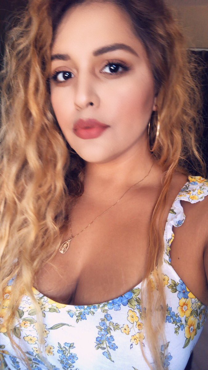 alllenrose's tweet photo. I swear my makeup isn’t that white in person 🤔 #TanningProblems https://t.co/fCOyTgEpEh