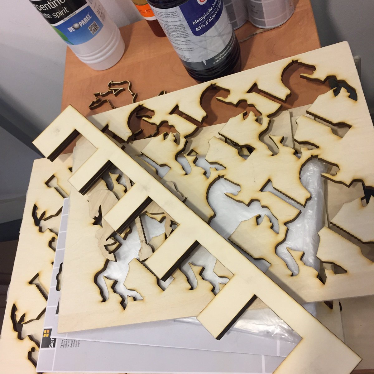 Laatste loodjes voor de #onderwijsparade morgen. Met een leuke verrassing voor alle stoere collega’s die op het podium klimmen...