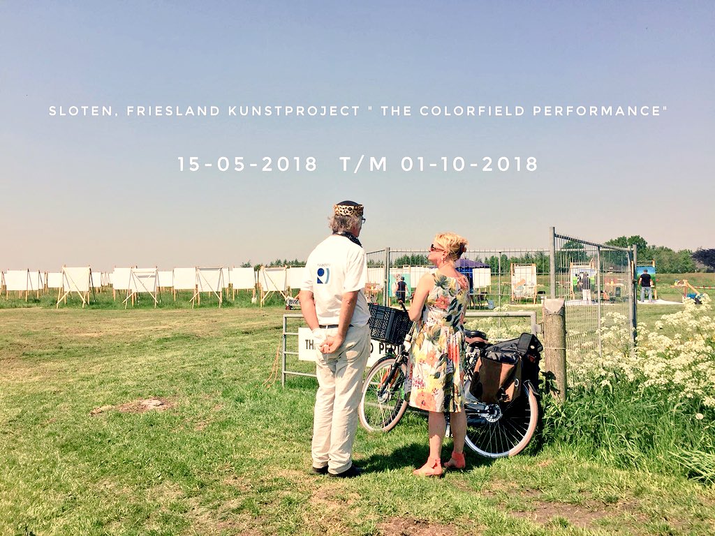 SjDepp's tweet image. In het kader culturele hoofdstad Leeuwarden....ook in Sloten een geweldig Kunstproject, 499 schilderdoeken neer gezet in de vorm van een driehoek op een groot stuk weiland. Elke dag komen 6 kunstenaars een doek schilderen, er doen 19 nationaliteiten aan mee.