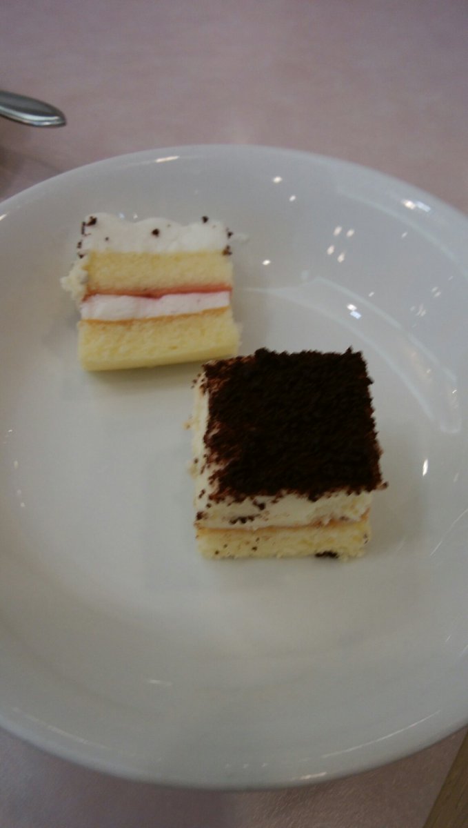 G O R O N E X 宝塚ホテル の朝食バイキングて Tlの血糖値を上げよう オムレツもつくってもらいました 朝 なのにケーキ まである 食べちゃったじゃないですか 美味かった