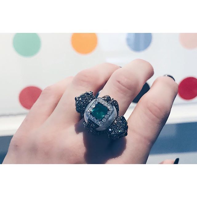 AshleyLikesGems's tweet photo. Day 16 of #31daysofemeralds 💚 @wendyyuejewellery 😍 and some #DamienHirst as background courtesy of @daniellegadipr 💁🏻‍♀️ #AshleyLikesGems .
.
.
.
.
.
.
.
.
#finejewelry #jewels #jewelry #jewellery #gem #gems #gemstones #bijoux #fashion #design #j… https://t.co/ej7WF7hwyl https://t.co/PXlv3jcncB