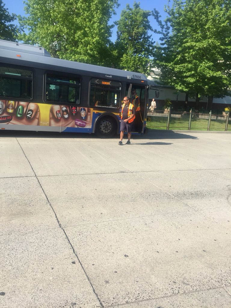 _princessmel's tweet image. Or you guys don’t know how to fucking schedule people? This bus better come back around with the new driver #fuckyou #translinkproblems
