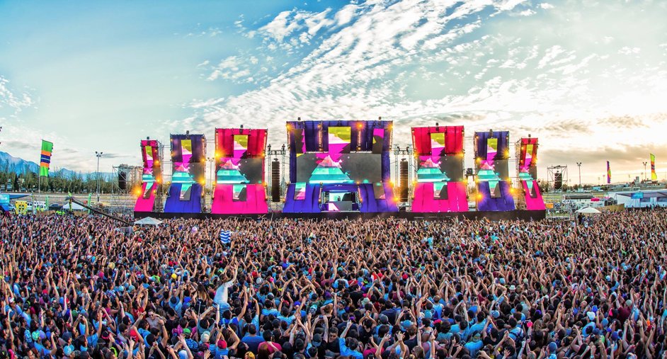¡5 escenarios, 10 horas de música y más de 50 artistas! El festival de música electrónica más importante de Chile vuelve para celebrar sus 15 años de historia. ¿Cuántos quisieran estar en Creamfields 2018? 🤪🤟