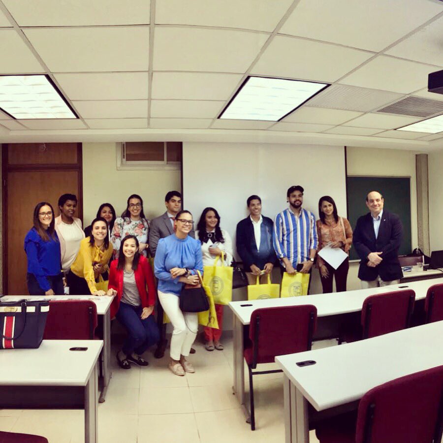 PostgradoPUCMM's tweet photo. Ellos son parte de quienes decidieron seguir moviéndose y visitarnos en nuestro #OpenHousePUCMM ¡GRACIAS POR ACOMPAÑARNOS!😁 https://t.co/cMdLSYC8Fq