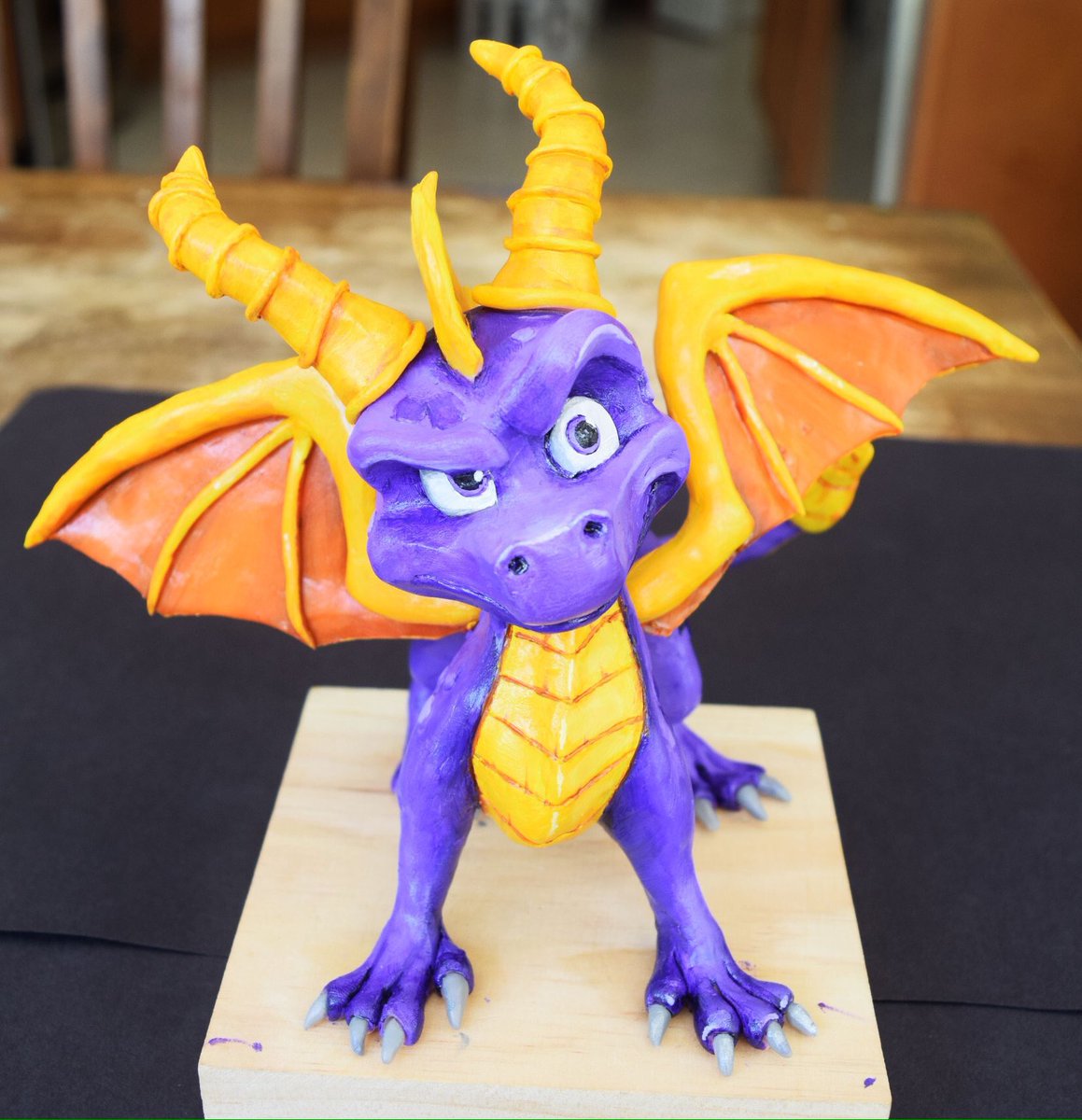 Sarahslyarts's tweet photo. My spyro sculpt is complete. For #SpyroReignitedTrilogy 😍😍😍 https://t.co/FIKAbw2Sh8