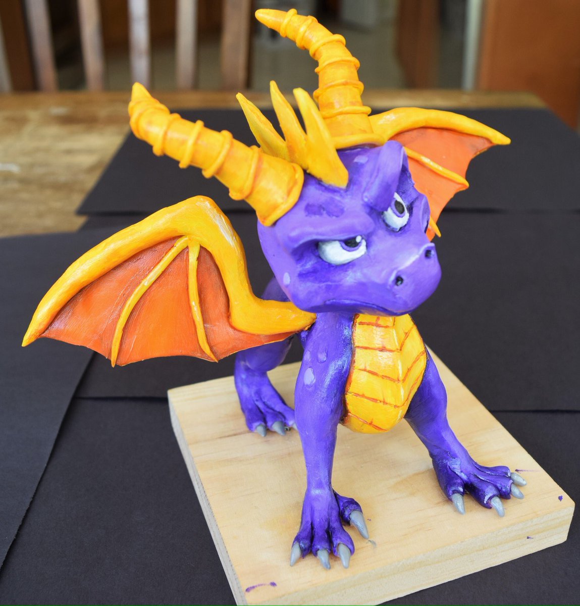 Sarahslyarts's tweet photo. My spyro sculpt is complete. For #SpyroReignitedTrilogy 😍😍😍 https://t.co/FIKAbw2Sh8