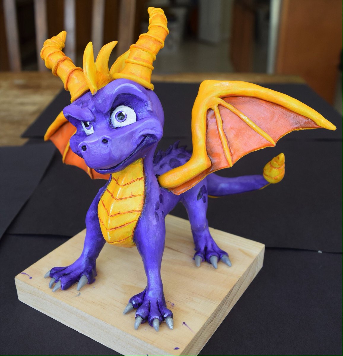 Sarahslyarts's tweet photo. My spyro sculpt is complete. For #SpyroReignitedTrilogy 😍😍😍 https://t.co/FIKAbw2Sh8