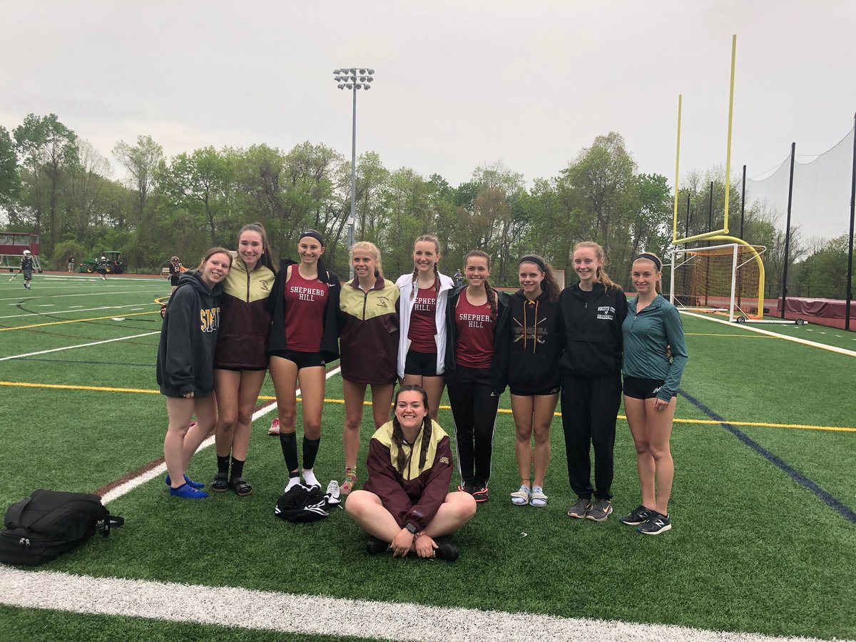 shephillxctrack's tweet photo. My seniors ❤️❤️❤️❤️😢 https://t.co/43HCm5tFeW