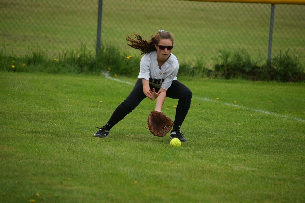 2017DHSsoftball's tweet photo. Some pictures from the rainy game today at home⚾️ https://t.co/WEWL3AJRi0