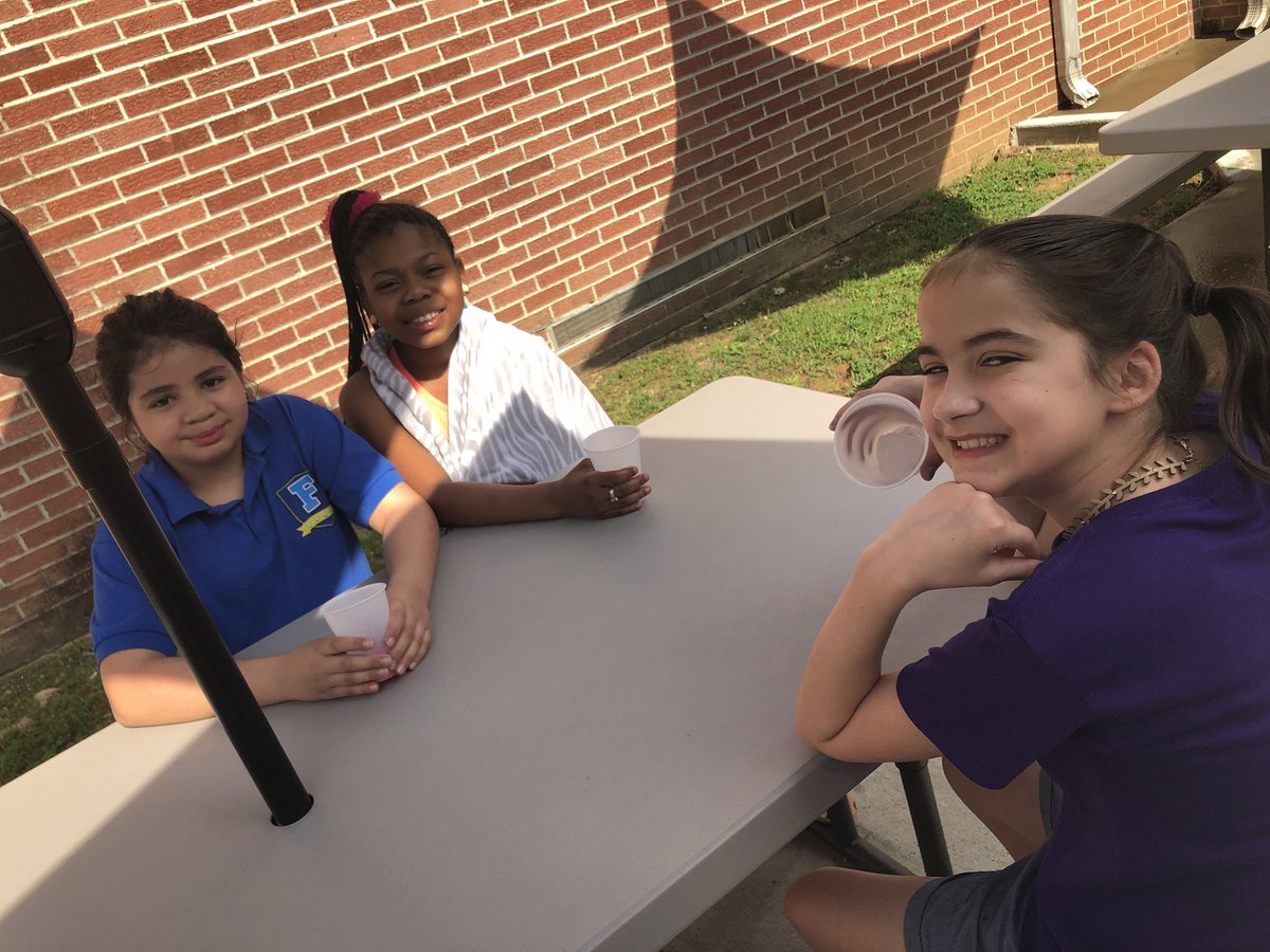 SarahSomething7's tweet photo. Field Day fun in the sun! @EaglesSouthwest https://t.co/n4g0Jtdznn