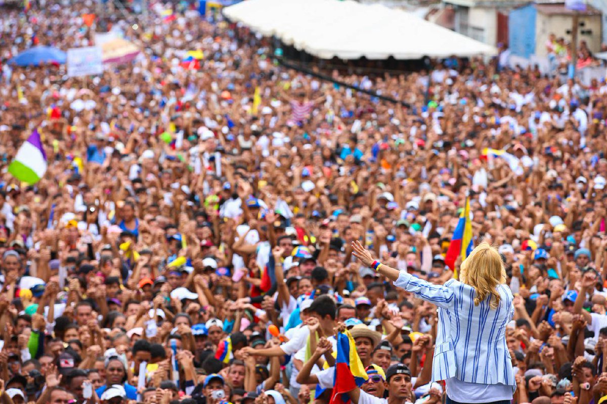 rebecabertucci's tweet photo. Por esto trabajamos, por la libertad de un pueblo que clama CAMBIO. Hoy se marcó el inicio de una esperanza que está viva en el corazón de los venezolanos. Se acabó la desilusión y el oprobio, Venezuela canta en honor al futuro. ¡Llegó el tiempo de la alegría! #BertucciPresidente https://t.co/ixgU5zLQLq
