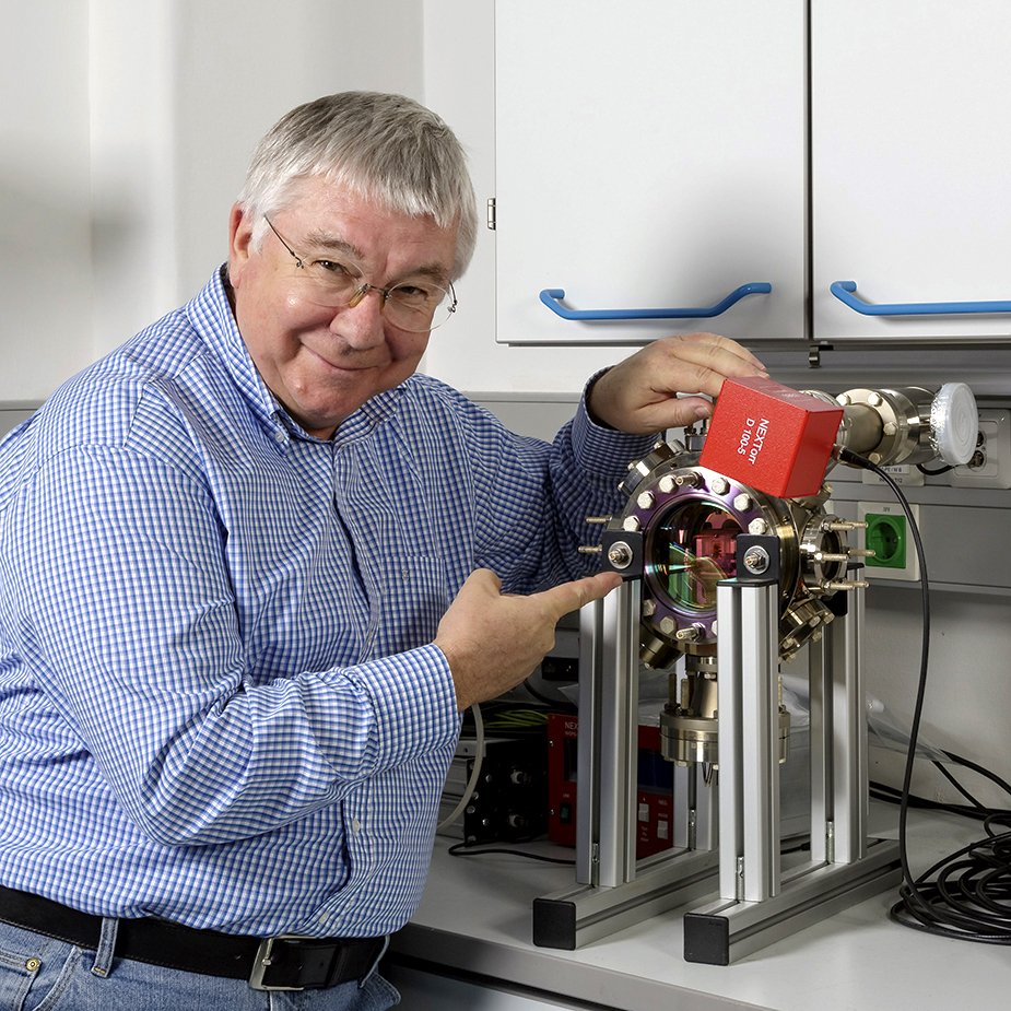 MDCPrecision's tweet photo. Entangled atoms shine in unison https://t.co/SxAB70rh91 #UniversityofInnsbruck #RainerBlatt #Quantum #MDCVacuum #QuantumTechnology #QuantumComputing #QuantumEntanglement #IQOQI #VacuumChamber #VacuumScience #HighVacuum #QuantumOptics #QuantumSpectroscopy #Spectroscopy #Physics https://t.co/o4LurANyHL