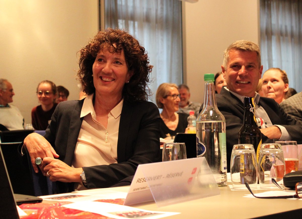 Am heutigen Parteitag in Bern hat die SP Kanton Bern ihre langjährige Regierungsrätin Barbara @EggerJenzer mit einer Standing Ovation verabschiedet. Die SP dankte ihr für ihr riesiges Engagement für den Kanton Bern in den vergangen sechzehn Jahren. 
spbe.ch/index.php?id=4…