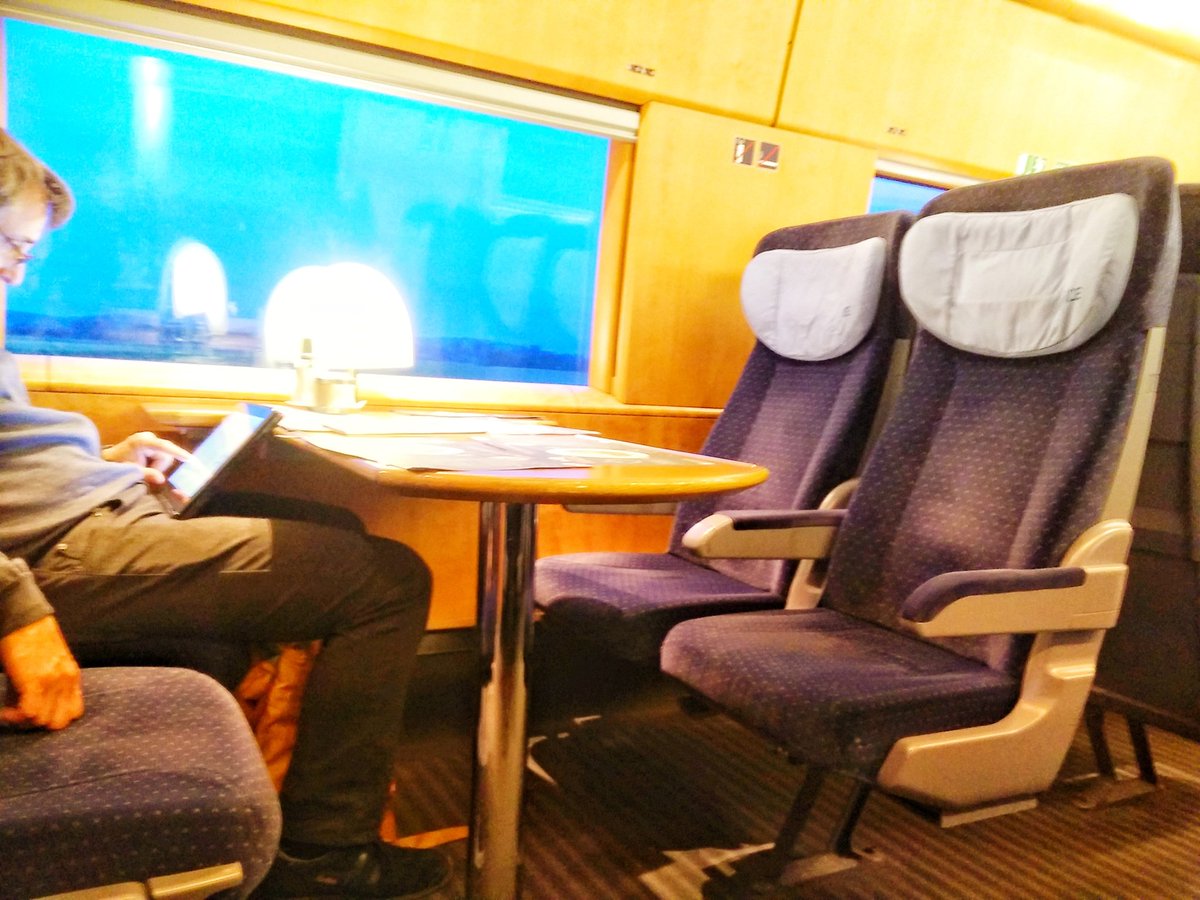 _DiningCar's tweet photo. After a long day full of work a @Bitburger Pils (3.2€) in the #diningcar of #ICE100 from #Karlsruhe to #Frankfurt and wonderful people eating Curry Wurst and Chili around is just the right thing! #Speisewagen #deutschebahn #bahnde https://t.co/u0vAq8rFgf