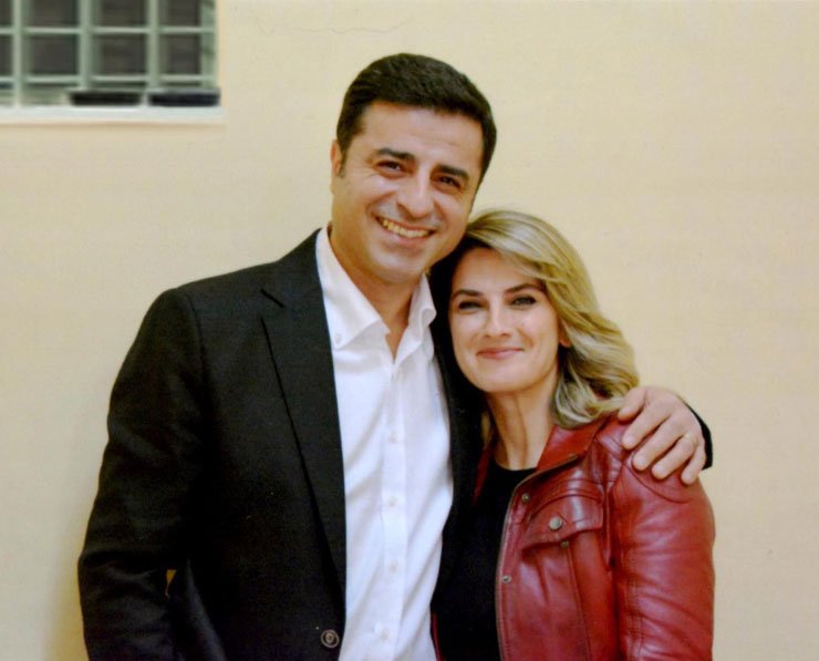 ''Nerede olursan ol 
İçerde,dışarda,derste,sırada
Yürü üstüne üstüne
Tükür yüzüne celladın
Fırsatçının fesatçının hayının
Dayan kitap ile
Dayan iş ile
Tırnak ile diş ile
Umut ile
Sevda ile
Düş ile
Bir umudum sen de anlıyor musun'' #DemirtaşaÖzgürlük