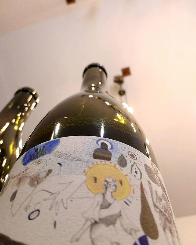 CruLimos's tweet photo. The #upside of #pasorobles .
.
.
@paixsurterrewines #wine #thumbprint #art #winebottle
.
.
.
Photo by @kharmon1805 https://t.co/fxCj2798jX https://t.co/zJFfRIE14v