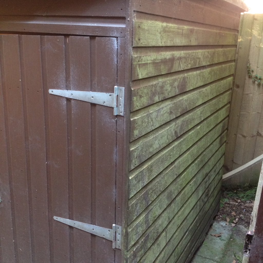 dannyshigh's tweet photo. Shed clean up and re paint ready for summer https://t.co/dwpSGyQxZC