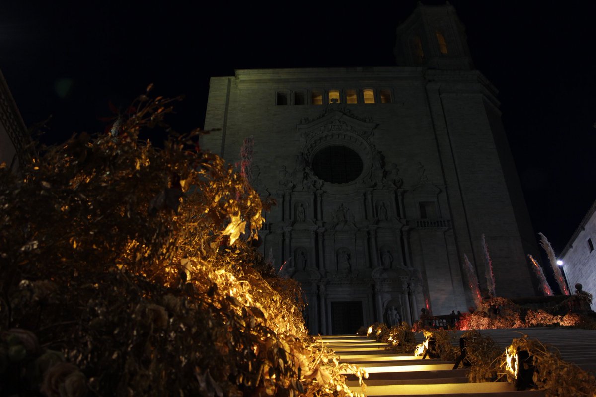 Girona_Cat's tweet photo. Avui, aprofita per veure @TempsdeFlors fins a última hora! Aquesta nit, i també els dies 12 i 19.05, els espais amb exposicions florals estaran oberts fins a les 24h | #TempsdeFlors 🏵🌘 https://t.co/8NVnRl5ZFy