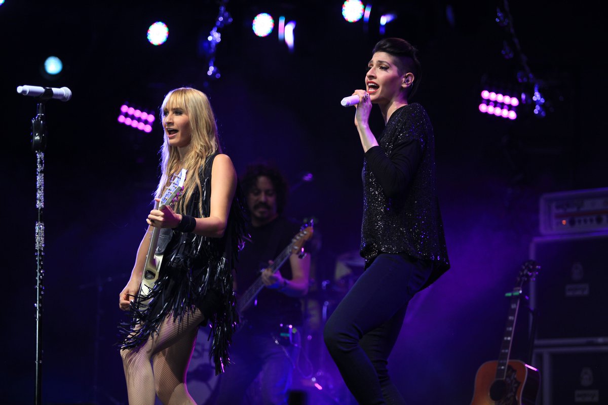 radiofanatica_'s tweet image. "ESTÉS EN DONDE ESTÉS" @haashoficial

#LosMiercolesSonDeHaAsh

radiofanatica.com | 107.6 #Madrid

Estés en donde estés ya no puedo #prometer ni un tal vez
La vida sigue #andando y yo también

Estés en donde #estés
Desenreda todo lo que #esta al revés! 👑👑👑