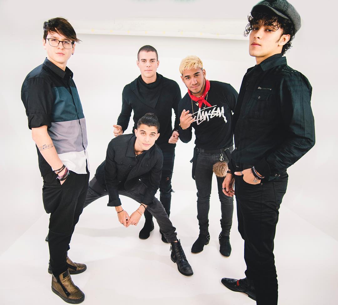 transamericafm's tweet photo. O grupo @CNCOMusic vai passar pelo @Transalouca4 desta 5ª feira (17). Anote aí na agenda e fique ligado, o programa vai ao ar às 13h! Além de transmissão via rádio, vai ter LIVE no Facebook [Transamérica Pop]! 👍❤️📻📱 #CNCO #Transalouca #TransaméricaFM https://t.co/KMULVRJYzE