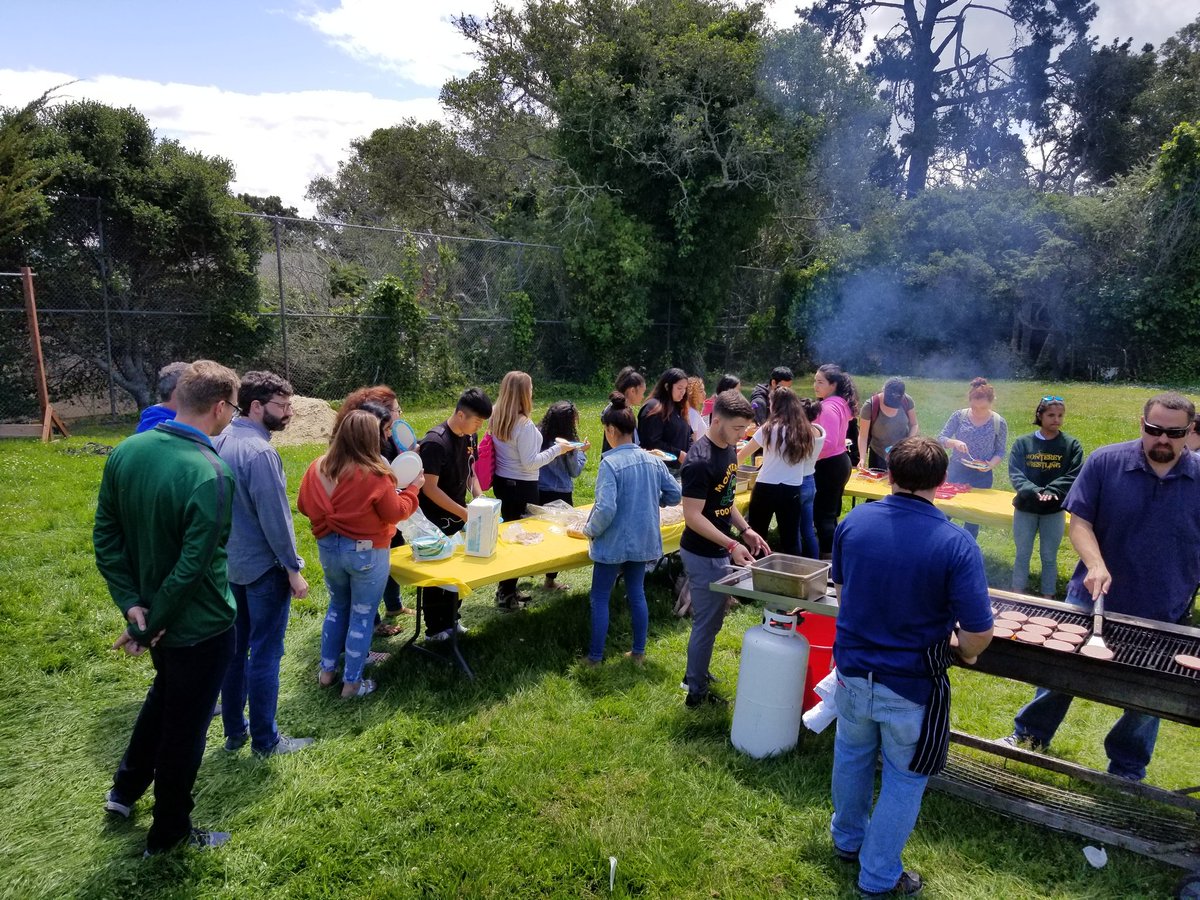 IvanJAranha's tweet photo. Great day for our Monterey HS Class of 2018 at the Senior BBQ. They are getting ready for the homestretch with burgers, veggies, and lawn games. Staff come out in kind and share motivating words. @mpusd_now @MHS__IB @monterey_asb @monterey_as @mhsMAOS @MCOE_Now #greenmachine https://t.co/xbD83rtkOS