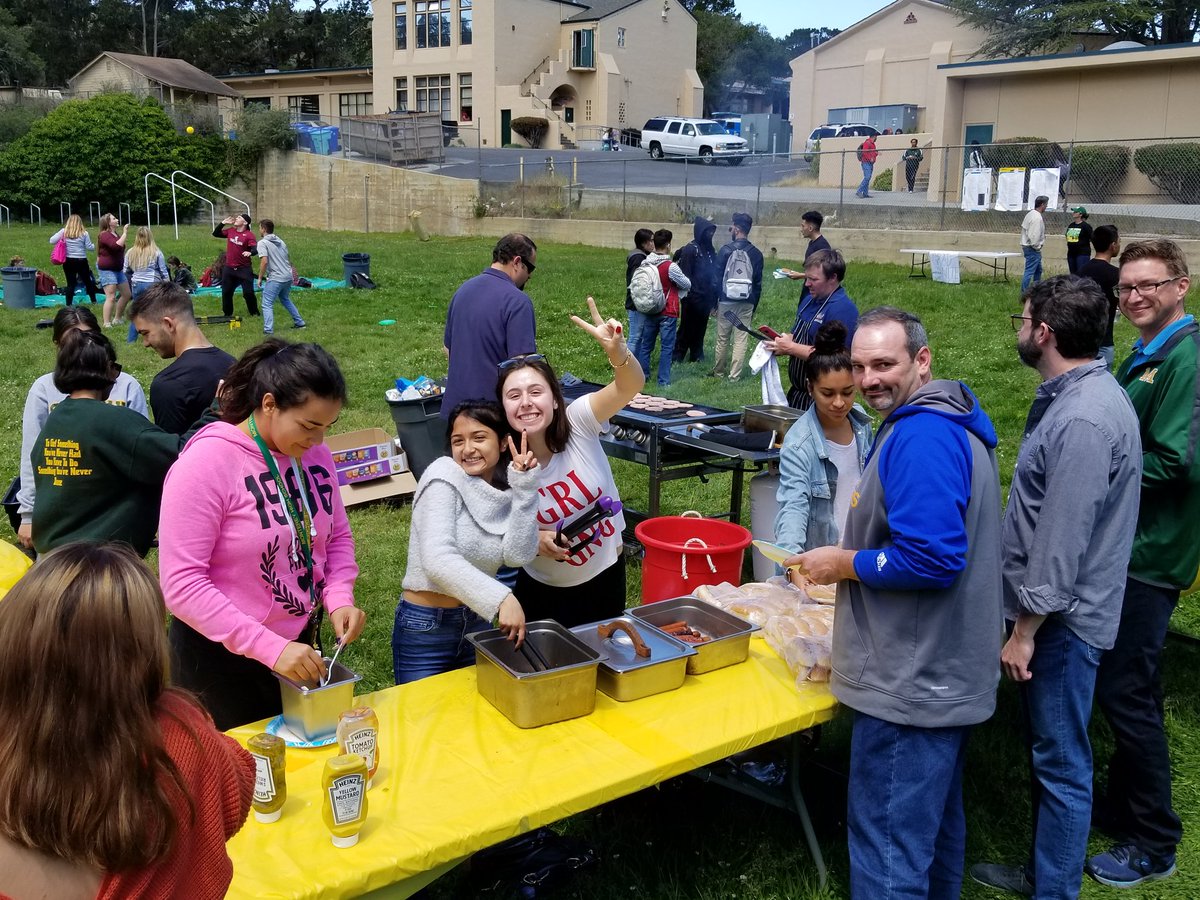 IvanJAranha's tweet photo. Great day for our Monterey HS Class of 2018 at the Senior BBQ. They are getting ready for the homestretch with burgers, veggies, and lawn games. Staff come out in kind and share motivating words. @mpusd_now @MHS__IB @monterey_asb @monterey_as @mhsMAOS @MCOE_Now #greenmachine https://t.co/xbD83rtkOS
