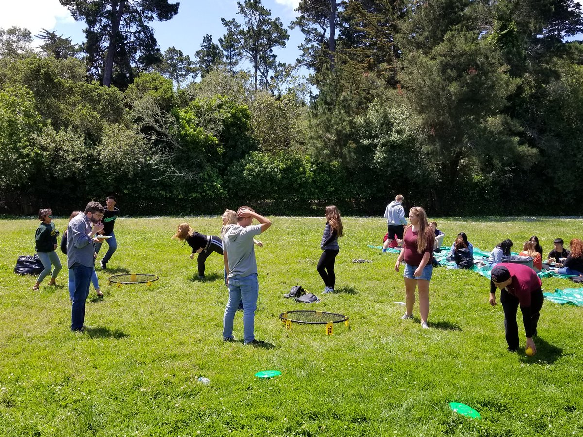 IvanJAranha's tweet photo. Great day for our Monterey HS Class of 2018 at the Senior BBQ. They are getting ready for the homestretch with burgers, veggies, and lawn games. Staff come out in kind and share motivating words. @mpusd_now @MHS__IB @monterey_asb @monterey_as @mhsMAOS @MCOE_Now #greenmachine https://t.co/xbD83rtkOS