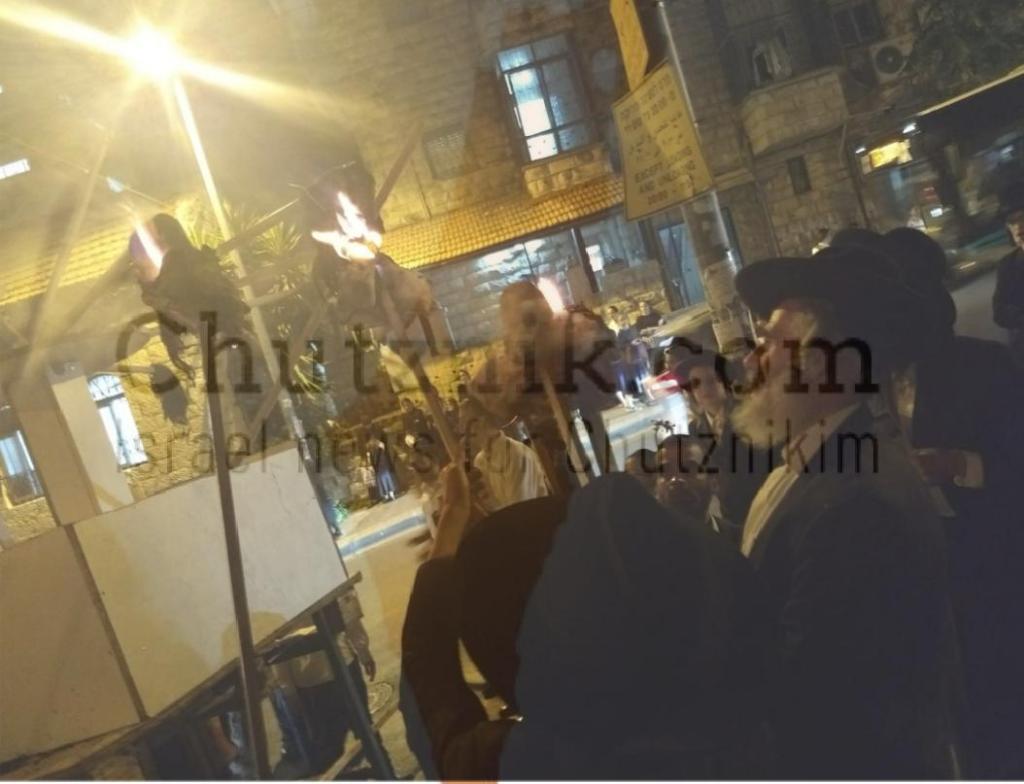 EXCLUSIVE PHOTOS: Sheitel Burn Takes Place On Yechezkel Street chutznik.com/2018/05/16/exc…
