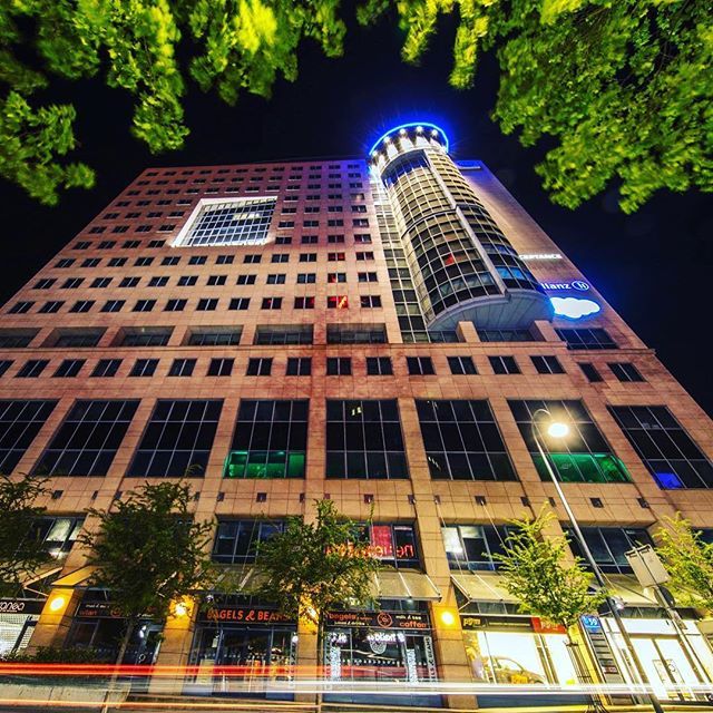 jenaparadies's tweet photo. Das “Empire Späth Building” in Jena.
#jenacity #canonphotography #heimatliebe #visitjena #moments #goodnight https://t.co/ycK5sYiB5F