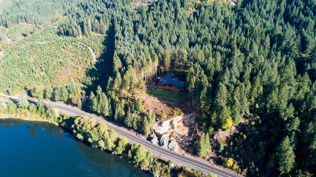 LuxuryORHome's tweet photo. This Gorgeous Country Home sits on Riverfront Acreage surrounded by Oregon's Beauty at every corner!
#LuxuriousHomes #LuxuriousListing #LifeOfLuxury #LuxuryRealEstate #LuxuryEstate #MillionDollarHomes #MillionDollarListing #KellerWilliamsRealty #RealEstate #RiverfrontProperty https://t.co/Q2EWEzifXd