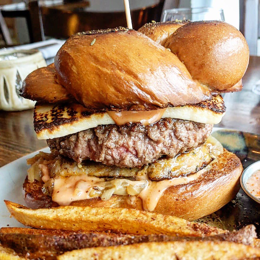 mmtakemiami's tweet image. So what’s in the MMTM Miami Patty Melt 🍔, you ask? How about the classic @PinchMiami patty, #quesofrito 🧀, grilled onions, chorizo, and pink sauce... all on toasted #challahbread 🍞! Don’t miss out on our #NationalBurgerMonth collab all week long! 🙌🏼🙌🏼🙌🏼