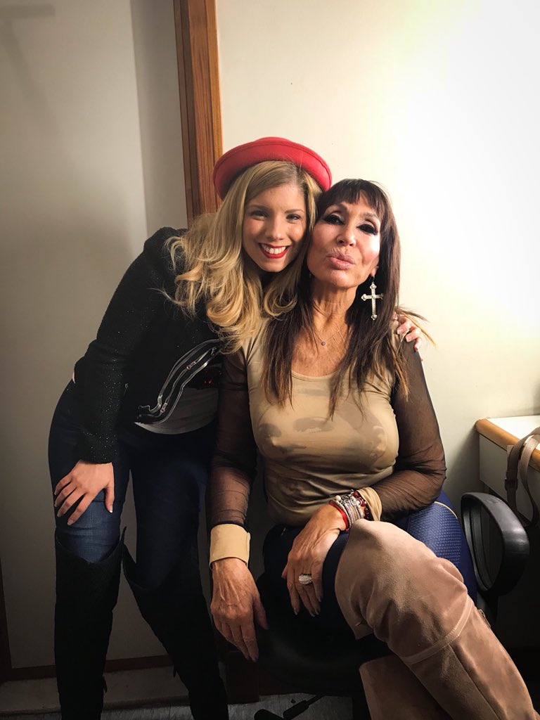 Conectadas por el universo. <a href="/moria_laone/">MORIA CASAN </a> me hacia reir por TV en un momento triste cuando yo estaba desempleada.Hoy -años más tarde- tuve el gusto de conocernos en persona y el viernes seré invitada en su show #Incorrectas Gracias <a href="/pabloevega/">nahuel</a> x este encuentro. #ElCirculoVirtuoso