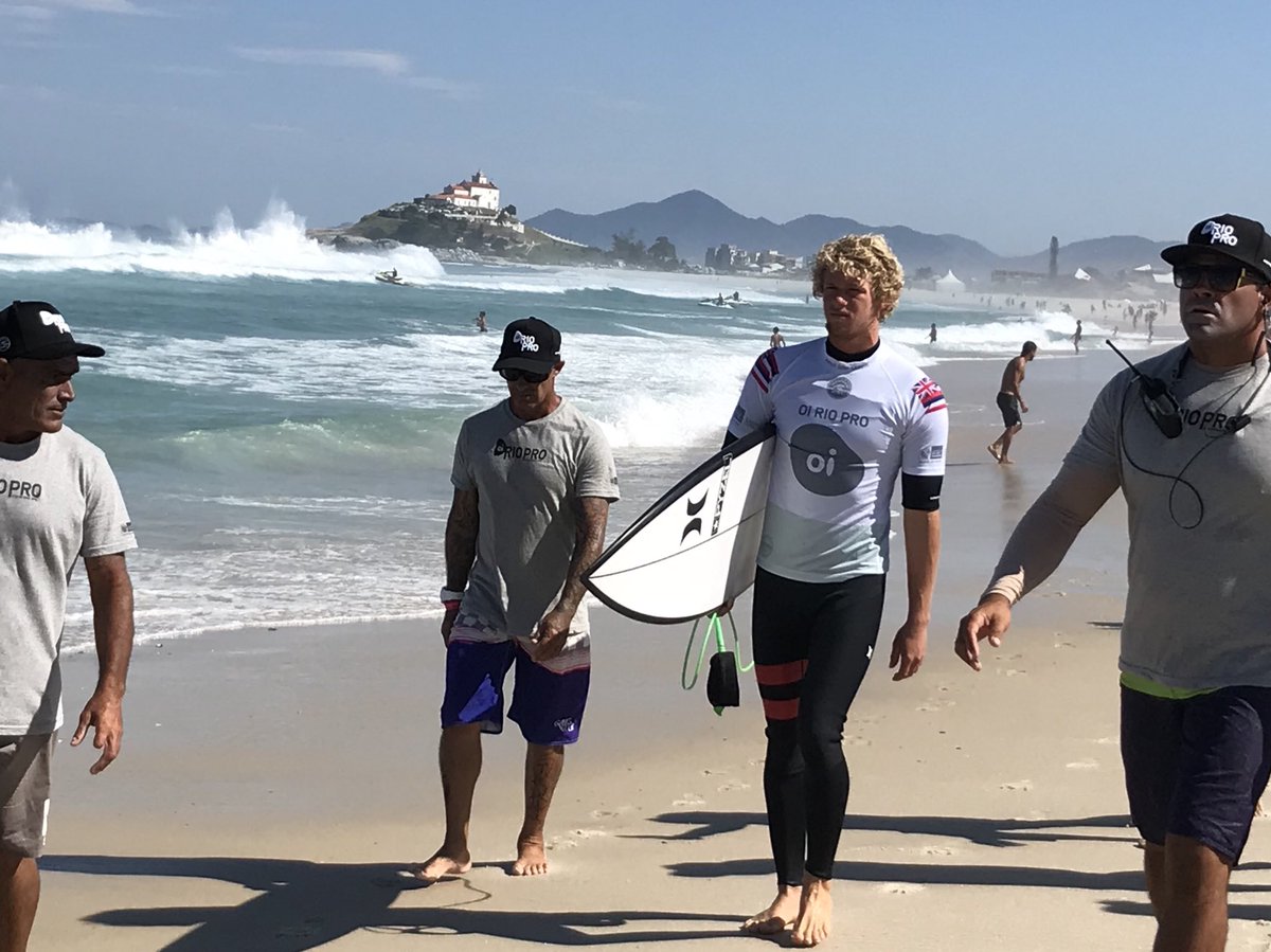 camilaspereira's tweet photo. Dia de surfe no Maracanã das ondas. John John pode surfar muito lá pro Hawaii, aqui não! #WSL #OiRioPro #BrazilianStorm #WCT2018 #Itauna https://t.co/91X9OJ9Wat