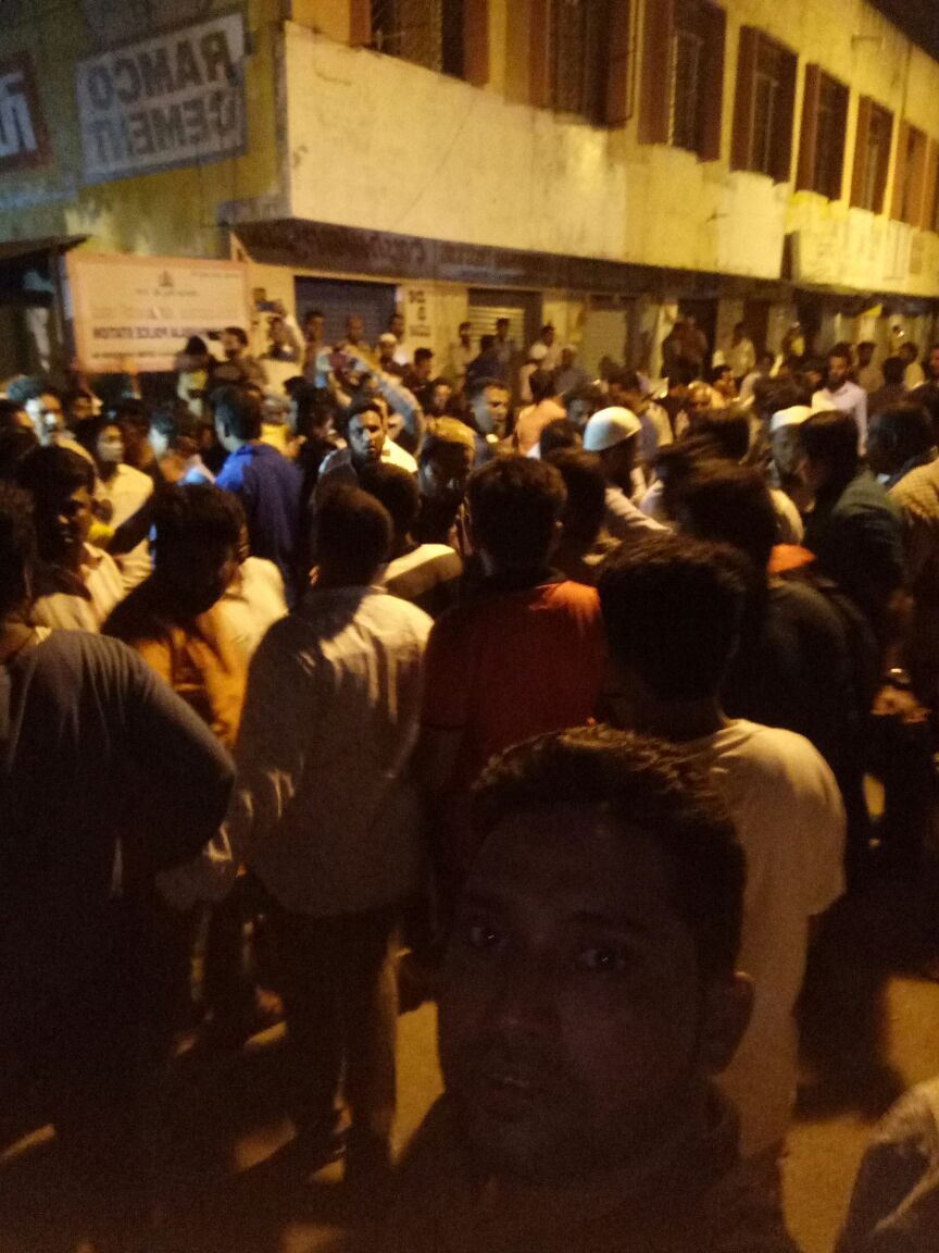 Vaishucomrade's tweet photo. #EVMHackersFound in Mysore. Over 5000 people joined in front of Police Station.
@sardesairajdeep @IndiaToday @kanhaiyakumar @Shehla_Rashid
@HardikPatel_ @jigneshmevani80
@UmarKhalidJNU @ANI
Media needs to highlight this also our Co-Activists.
#KarnatakaCMRace #EvmScam https://t.co/G7a8SJGoOY