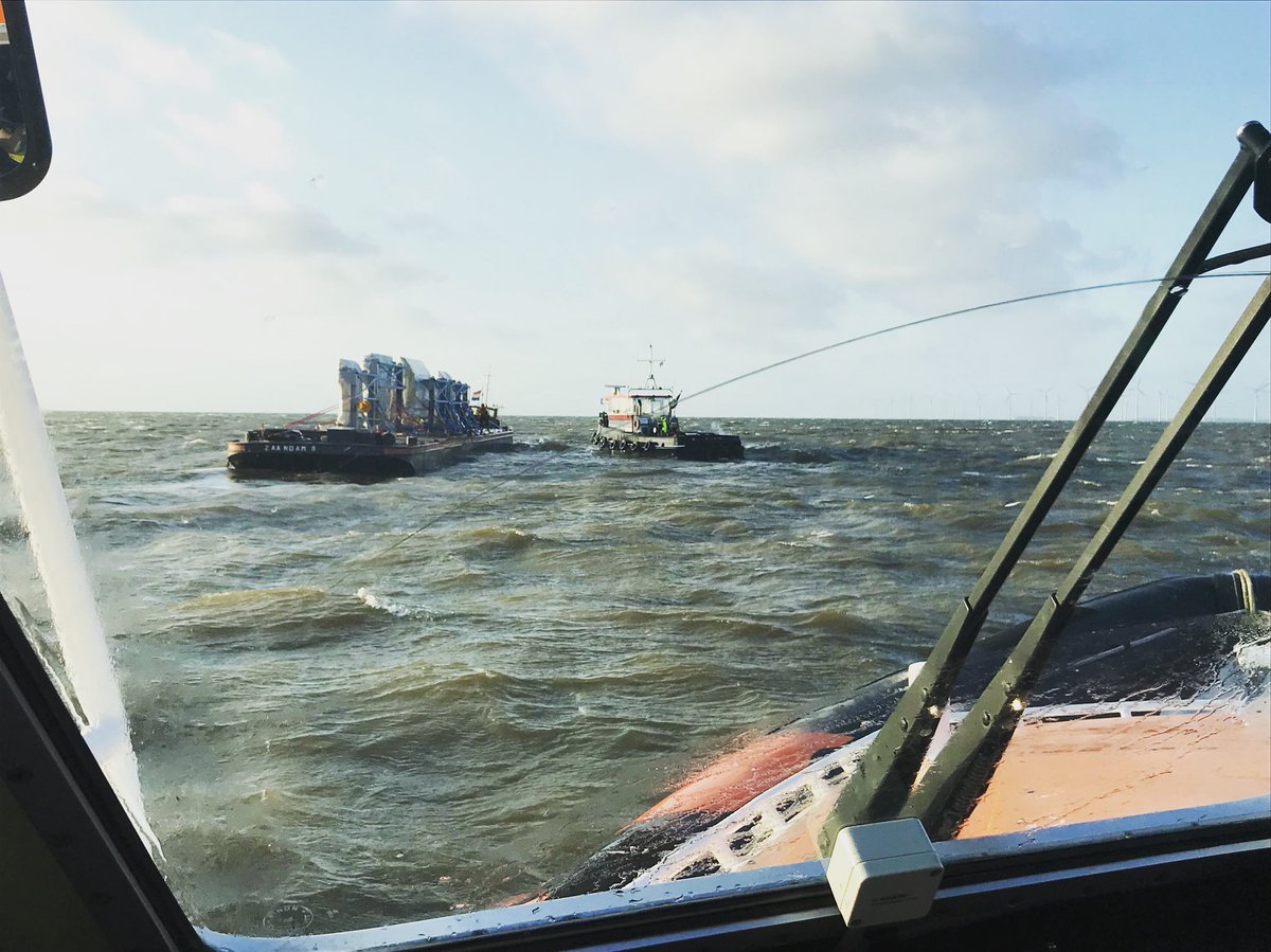 KNRMUrk's tweet photo. Vanavond rond 19:00 uitgevaren voor een sleepboot welke zijn sleep dreigde te verliezen. In verband met het weer de nodigde assistentie verleent en gewacht tot de collega sleepboot de sleep heeft overgenomen. Goede actie in samenwerking met @Kustwacht_nl . https://t.co/373iul28p5