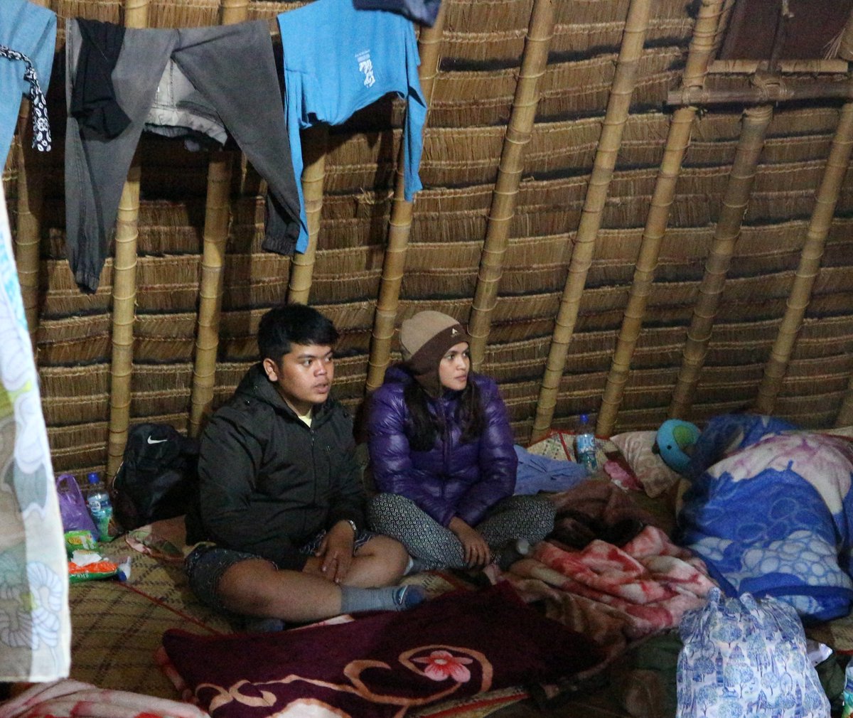 karena kita lagi bermukim di salah satu desa ya jadinya begini deh muka bantal ketika menunggu santap sahur dan kami kedinginan dengan udara disini. #BangunSahurBeLike #RamadhanWithTupperware  <a href="/tupperwareID/">Tupperware Indonesia</a> 
yuk ikutan <a href="/54Wahyuni/">Sri wahyuni</a> <a href="/putripocha/">Hanisa La Saputri</a> <a href="/ladhona/">Ratna Kurniasari</a>