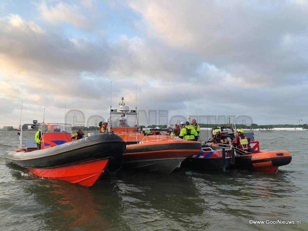 Nu Online ->  gooinieuws.nl/2018/05/16/7-r… | 7 reddingsboten in touw met zoekactie voor vermiste kitesurfer op het IJmeer | #Almere #Huizen #Naarden |