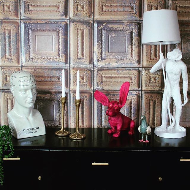 magnolia_walls's tweet photo. Delancey in Tobacco looking good in the home of  @luxeology__ loving the little pink fella 🐕 what a cutie! .
.
.
.
#wallpaperrocks #bassethound #monkeylamp #phrenology #smallbusiness #smallbusinesslove #happydance #myhometrend #myhomevibe #dailydecor… https://t.co/87qztRcnHk https://t.co/yZQgUXmKd7